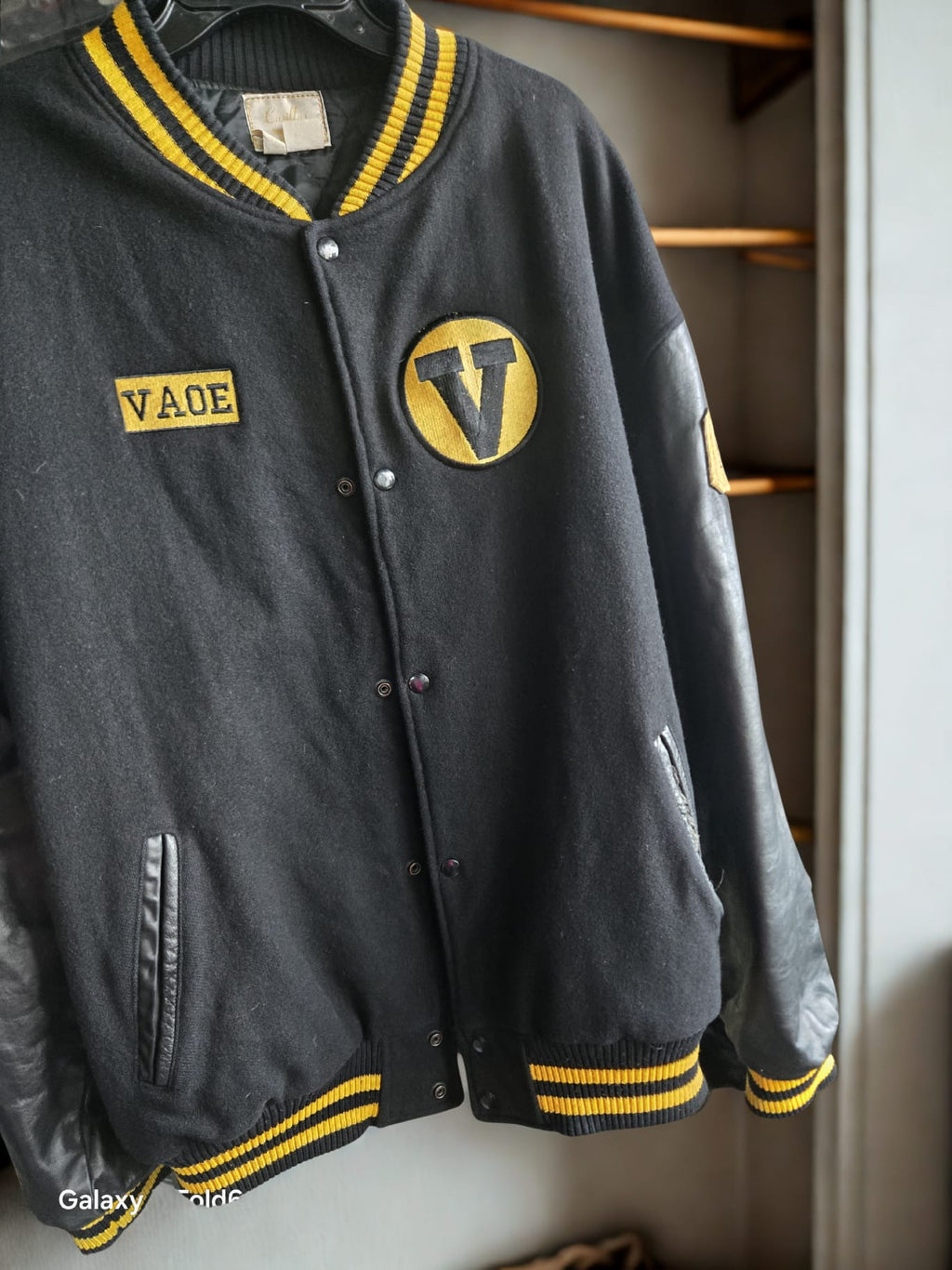 Vintage men's jacket with leather sleeves.